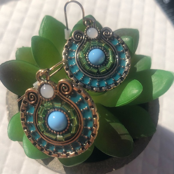 Beautiful vintage feel earrings blue 💙. - Picture 10 of 10